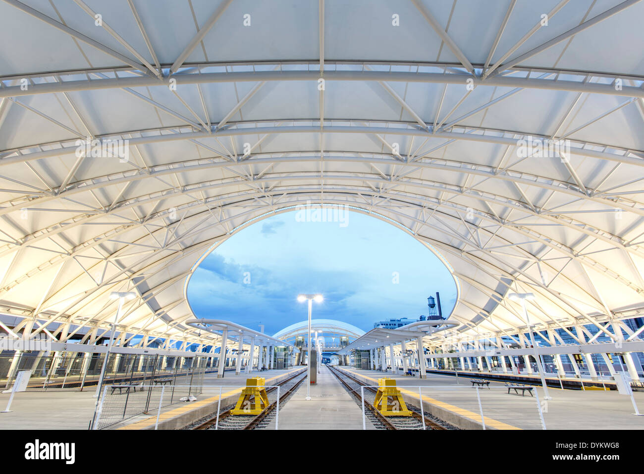 Baldachin und Tracks, Commuter Rail Terminal, Denver Union Station, Denver, Colorado USA Stockfoto