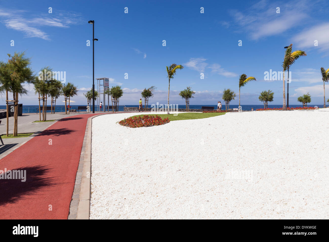 Der Steg und die Gärten des Strandes Playa de Jaquita in Alcala, Teneriffa, Kanarische Inseln, Spanien. Stockfoto