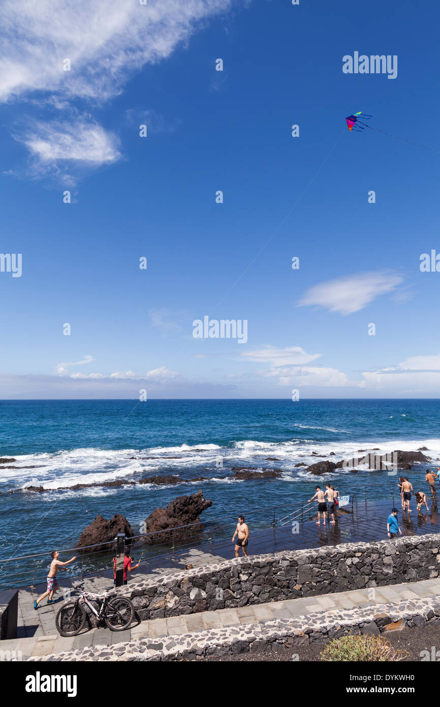 Schwimmer und Touristen spielen auf dem Fels-Pools an der Playa de Jaquita in Alcala, Teneriffa, Kanarische Inseln, Spanien Stockfoto