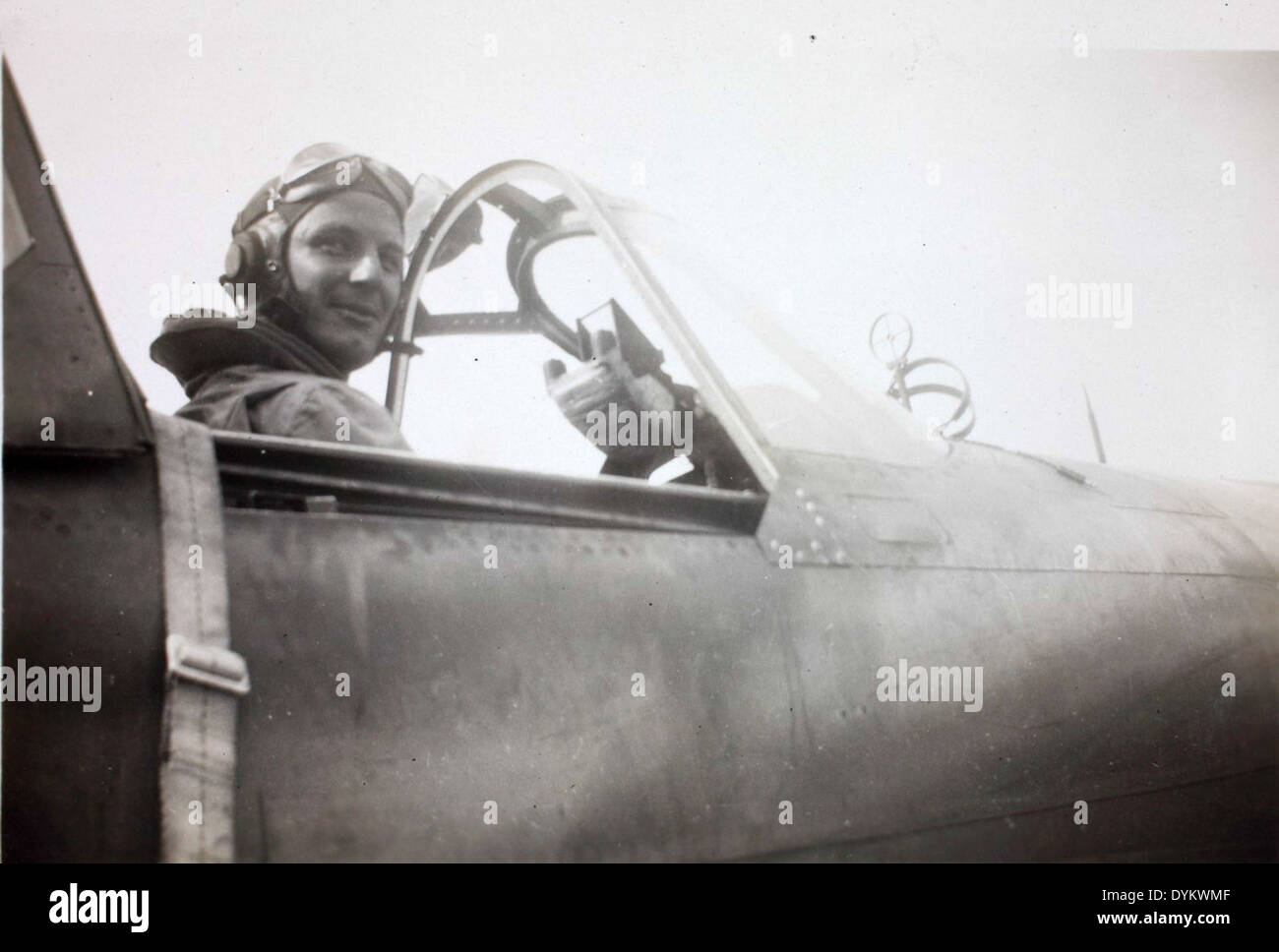 Dieses Bild zeigt Captain Wells im Cockpit eines Flugzeugs, der einen Moment des Fluges in einer professionellen Luftfahrt einfängt. Die Cockpit-Ansicht zeigt die Feinheiten der Flugsteuerung und -Instrumentierung, die während des Flugbetriebs verwendet werden. Stockfoto