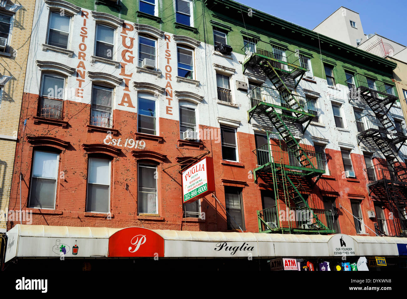 Malte Mietshaus über dem Puglia Restaurant in der Innenstadt, in Little Italy, New York City, NY USA Stockfoto