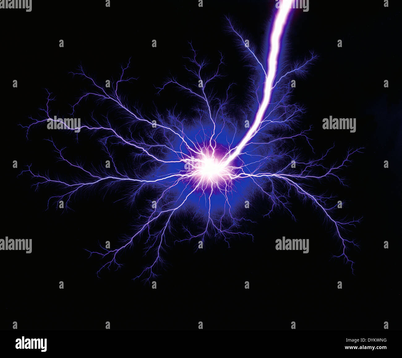 Elektrische blaue Plasma Ranken auf einem schwarzen Hintergrund. Stockfoto