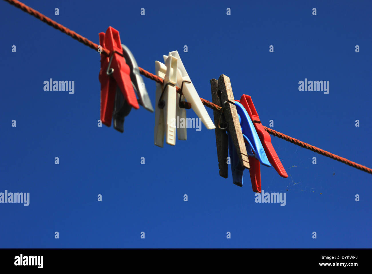 Wäscheklammern auf einem roten Wäscheleine Stockfoto