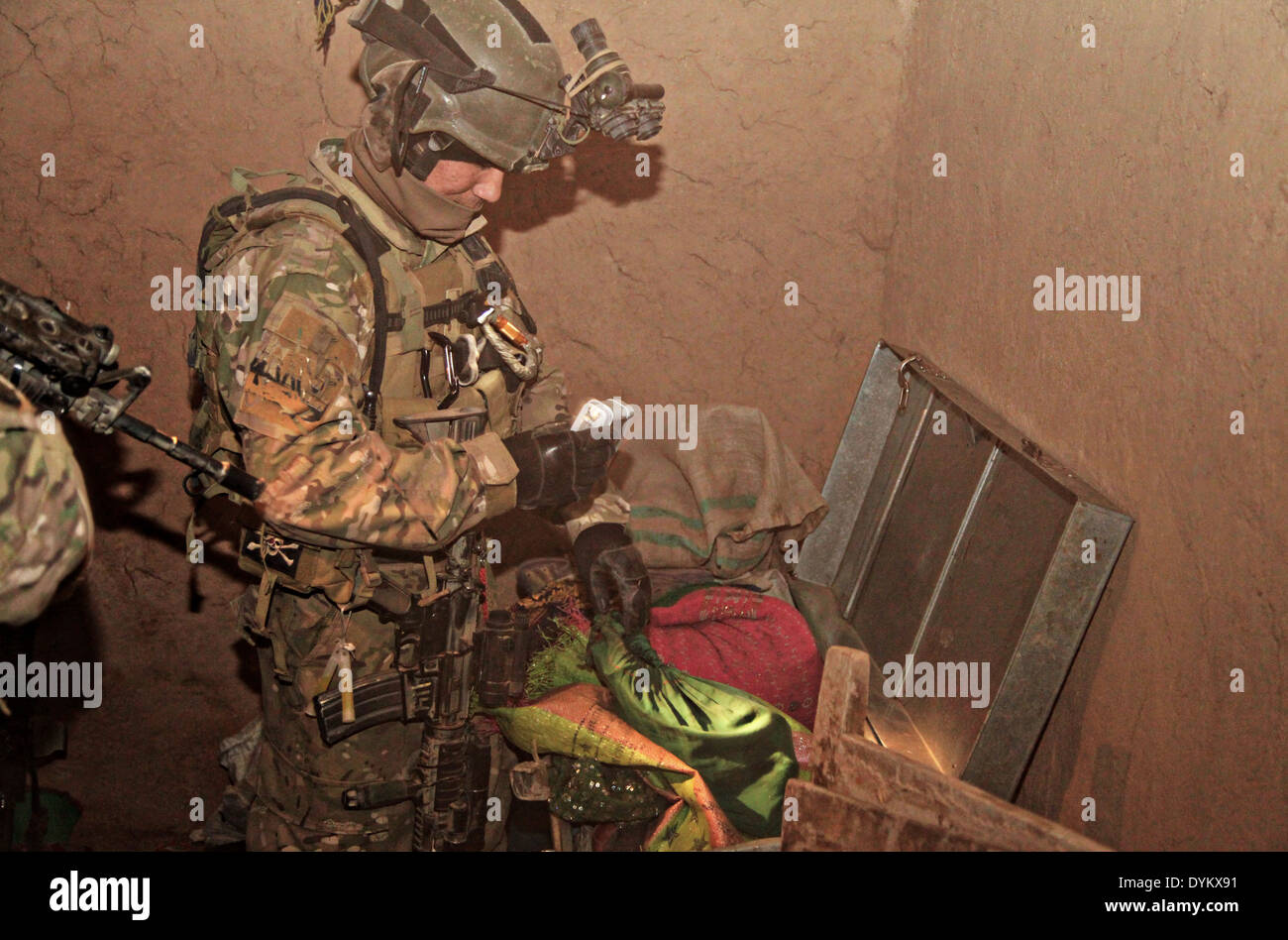 Eine Soldat der US Army Special Forces sucht eine Verbindung für Aufständische Material 16. Dezember 2010 in Panjwai District, Provinz Kandahar, Afghanistan. Stockfoto