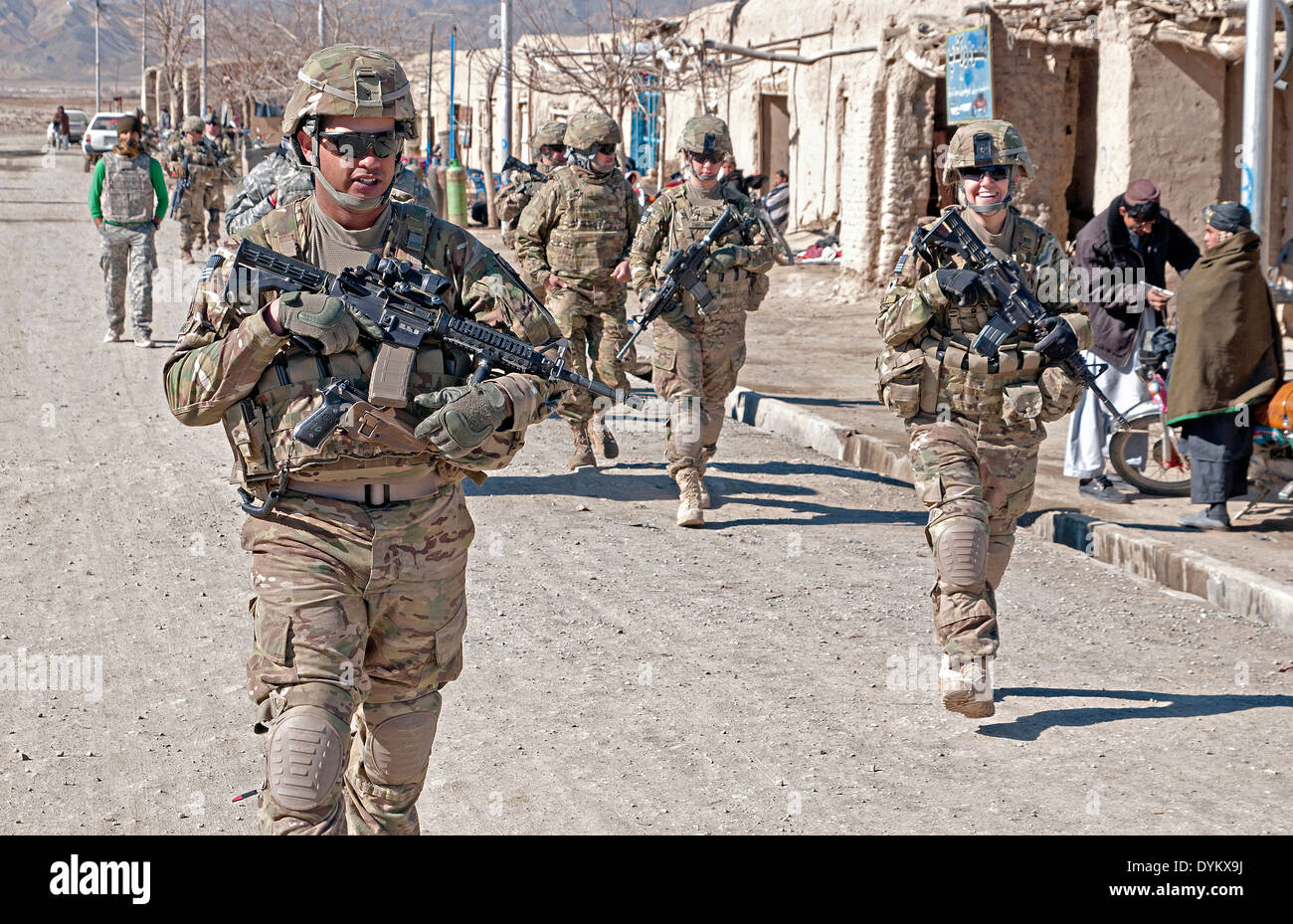 US-Armeesoldaten patrouillieren Hokumat-e Shinkai Basar 17. Januar 2012 in Zabul Provinz, Afghanistan. Stockfoto