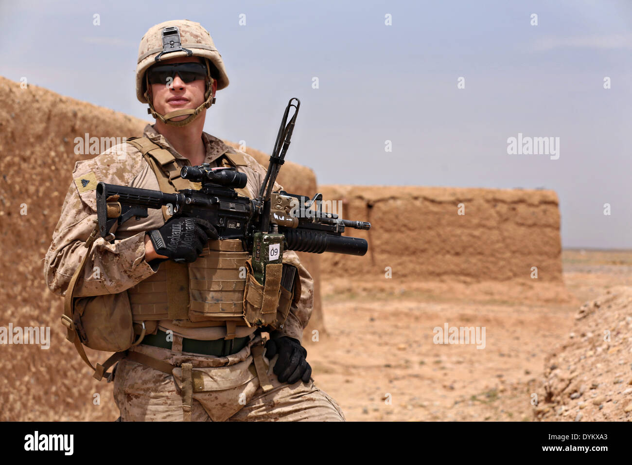 US Marine CPL. Eric McGovern wacht während einer Patrouille in einem Dorf 12. April 2014 in der Provinz Helmand, Afghanistan. Stockfoto