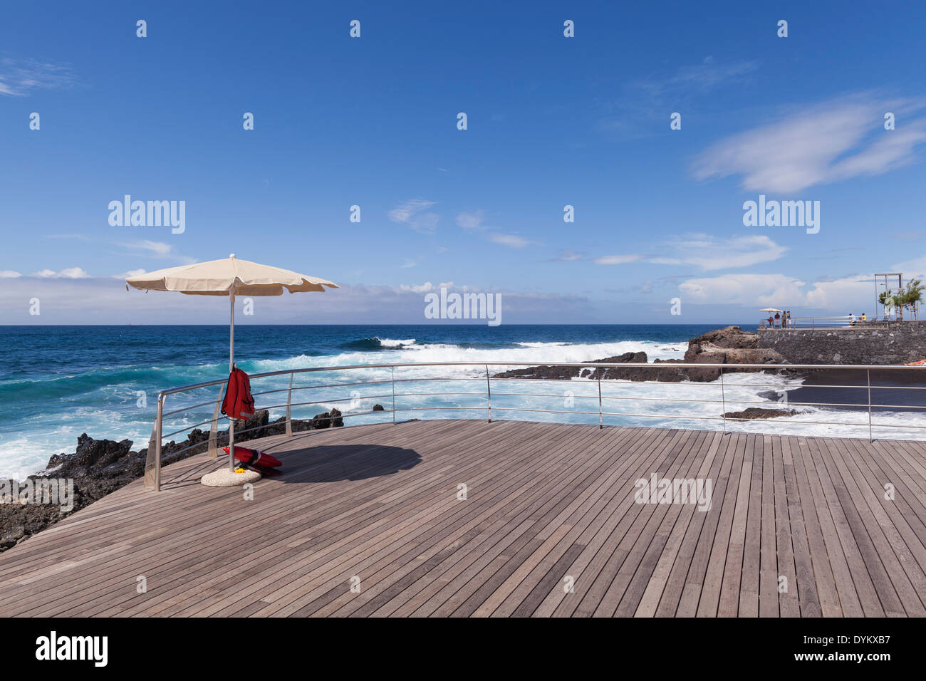 Der Steg und die Gärten des Strandes Playa de Jaquita in Alcala, Teneriffa, Kanarische Inseln, Spanien. Stockfoto