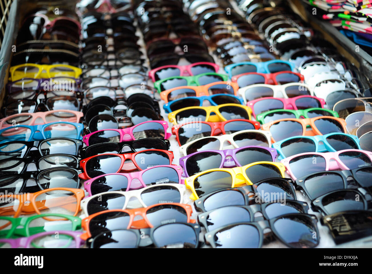 Billige Sonnenbrillen für Verkauf durch eine Straße Ecke Anbieter. Stockfoto