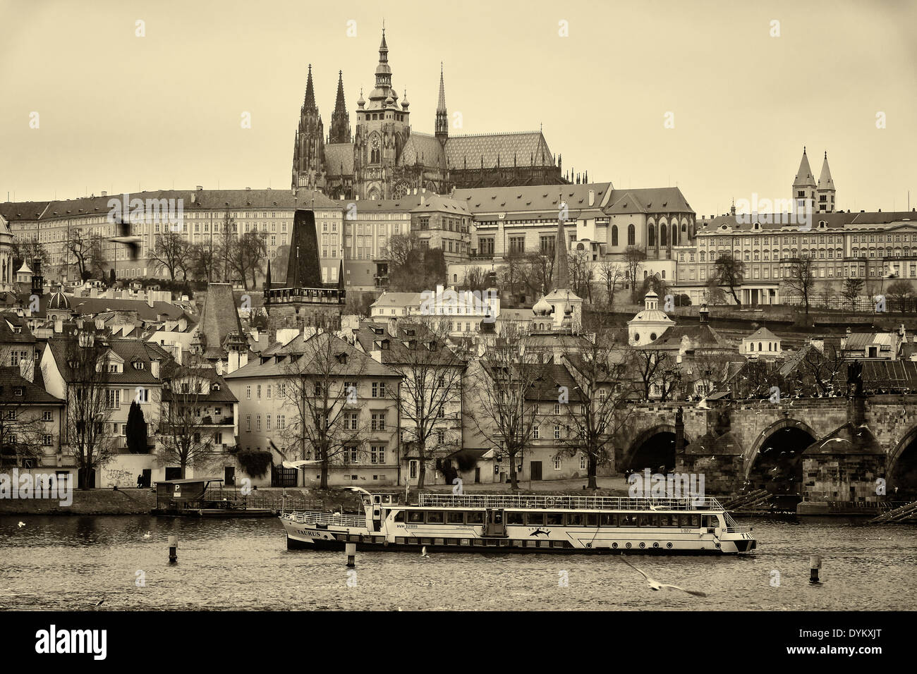 Prag, Tschechien - 2. Februar 2014: Blick auf die Altstadt Prag und St. Vitus Cathedral. Sepia. Stilisierte Film. Große Körner Stockfoto