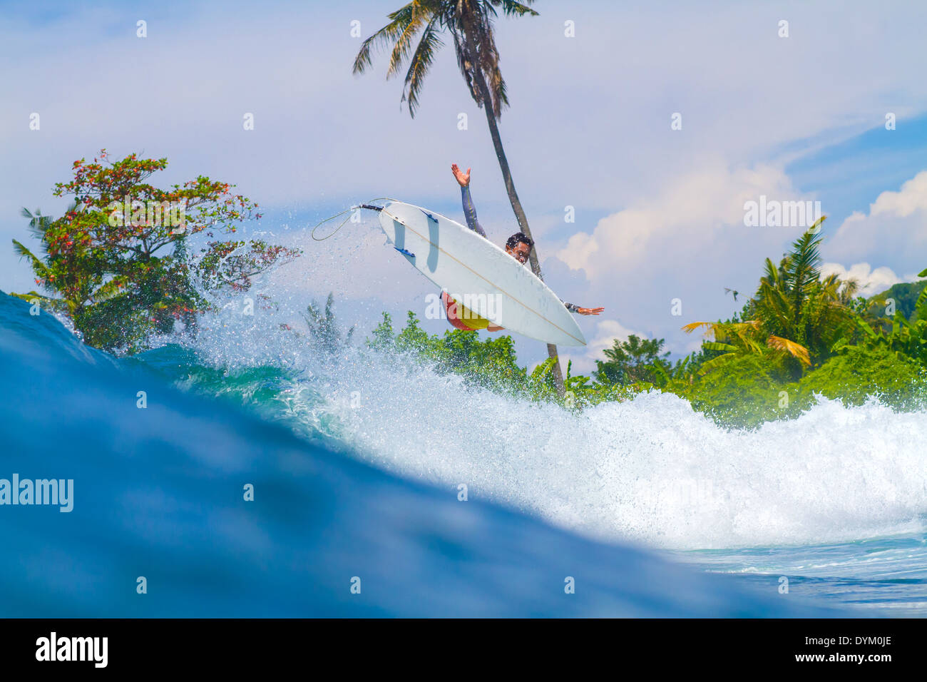 Bild eine Welle zu surfen. Insel Bali. Indonesien. Stockfoto