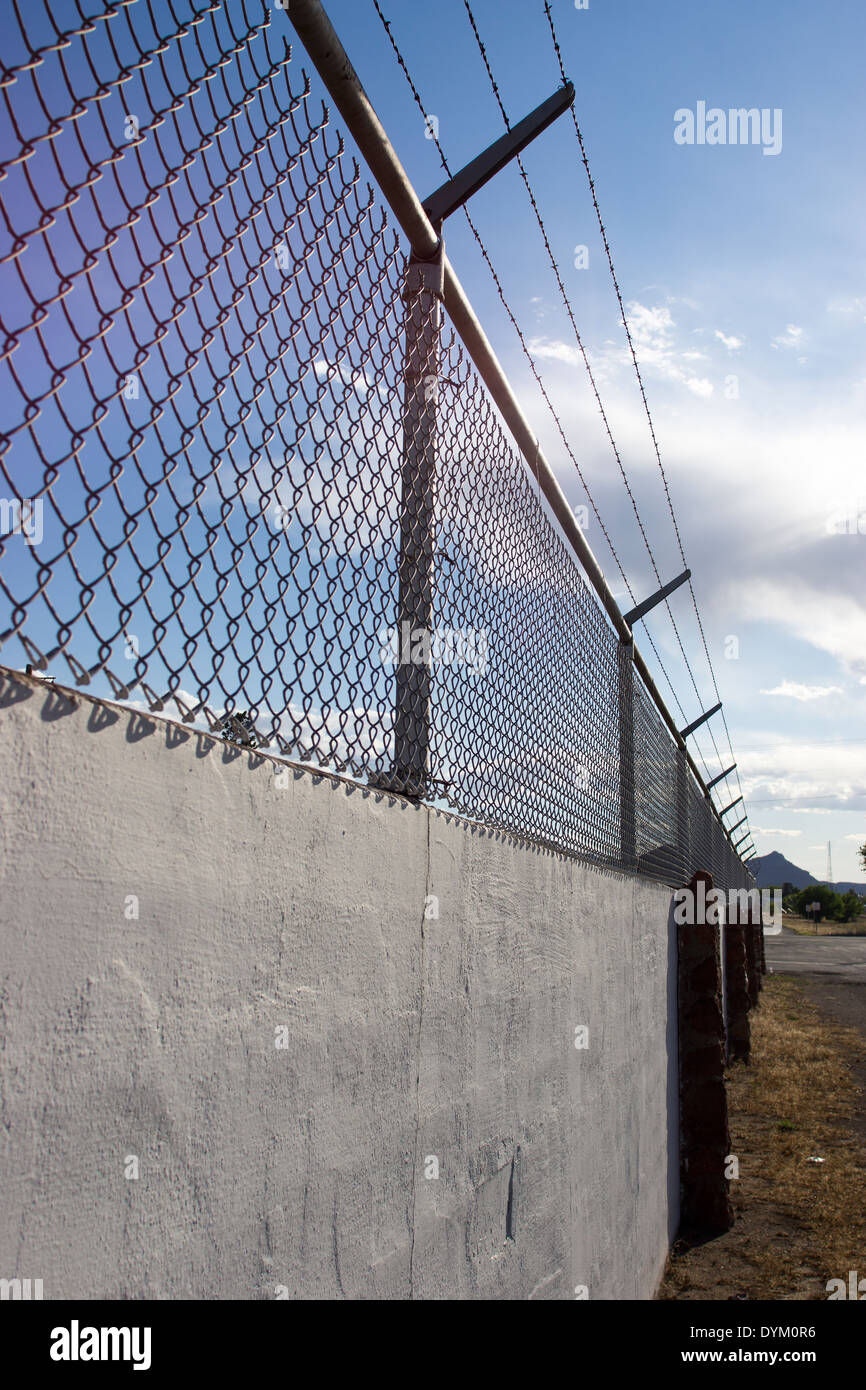 Wand und Sicherheit Zaun. Stockfoto