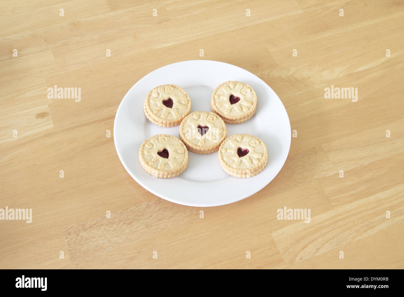 Teller mit Jammie Dodgers Kekse auf einem hölzernen Hintergrund Stockfoto