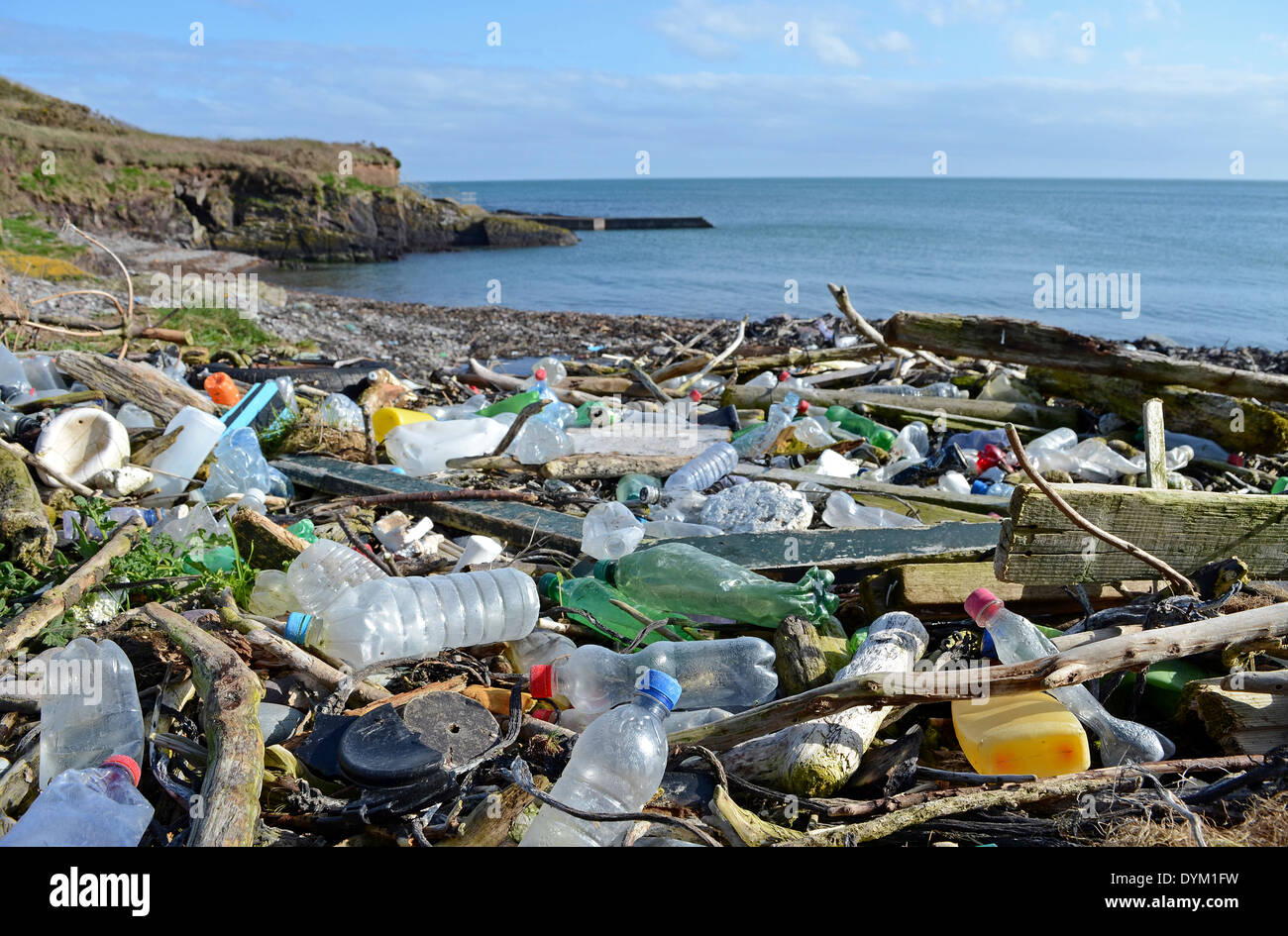 Abfälle im Meer angespült an einem Strand in county Cork, Irland. Stockfoto