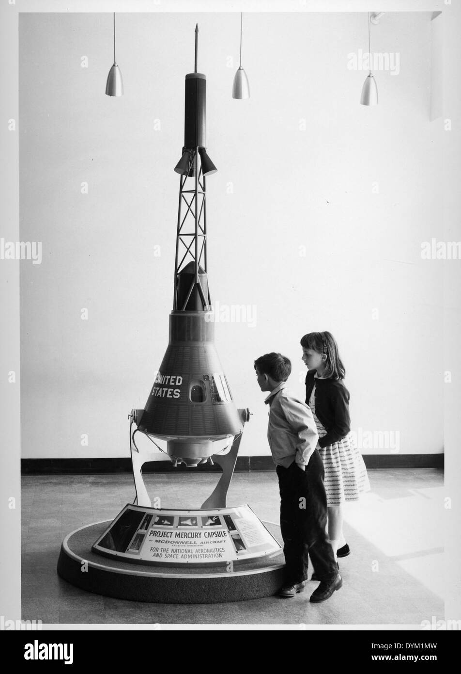 Besucher des National Air Museum beobachten das Projekt Quecksilberkapsel, ein bedeutendes Artefakt in der Geschichte der Weltraumforschung. Die Kapsel, Teil des frühen Raumfahrtprogramms, zeigt die Fortschritte in der menschlichen Raumfahrttechnologie. Stockfoto