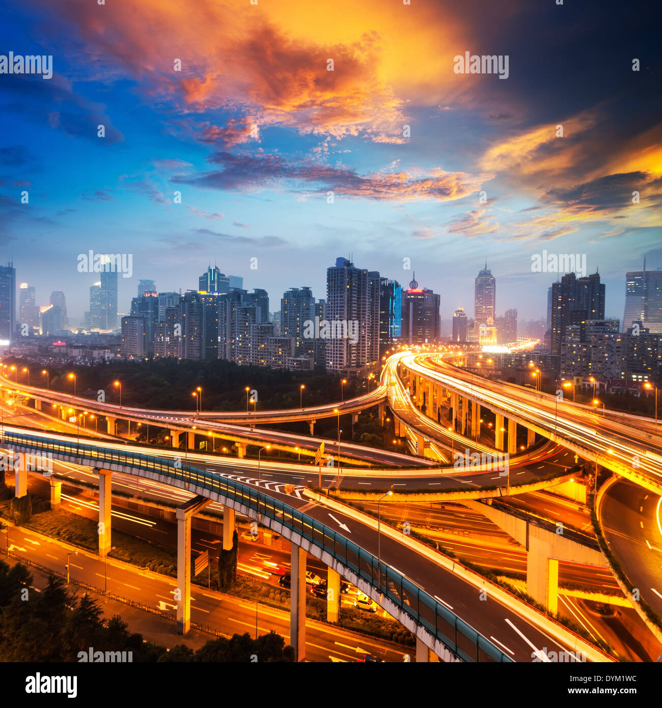 schöne Stadt Austausch Überführung bei Einbruch der Dunkelheit in shanghai Stockfoto