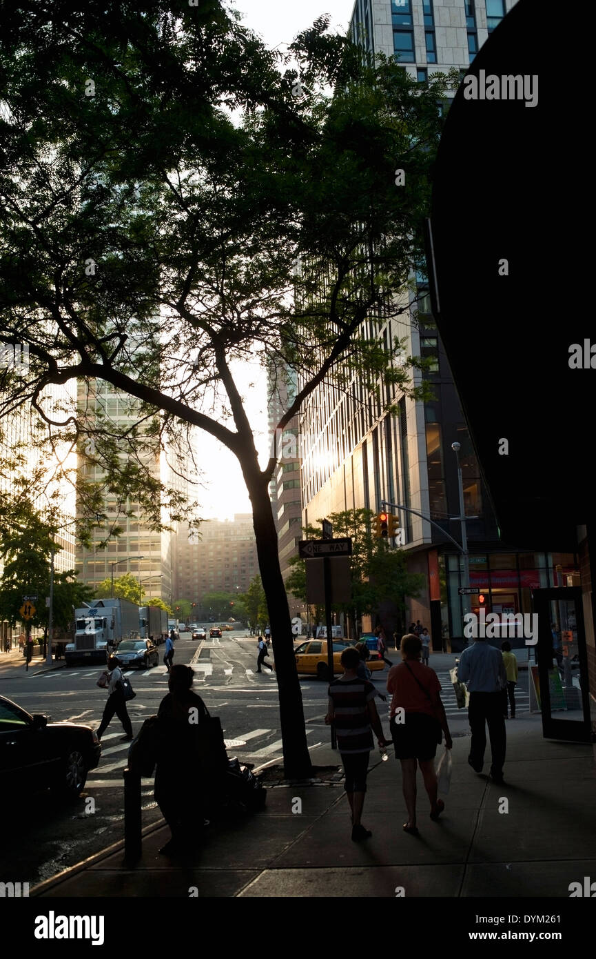 Die Innenstadt von New York City bei Sonnenuntergang mit viel beschäftigte Leute, die zu Fuß Stockfoto