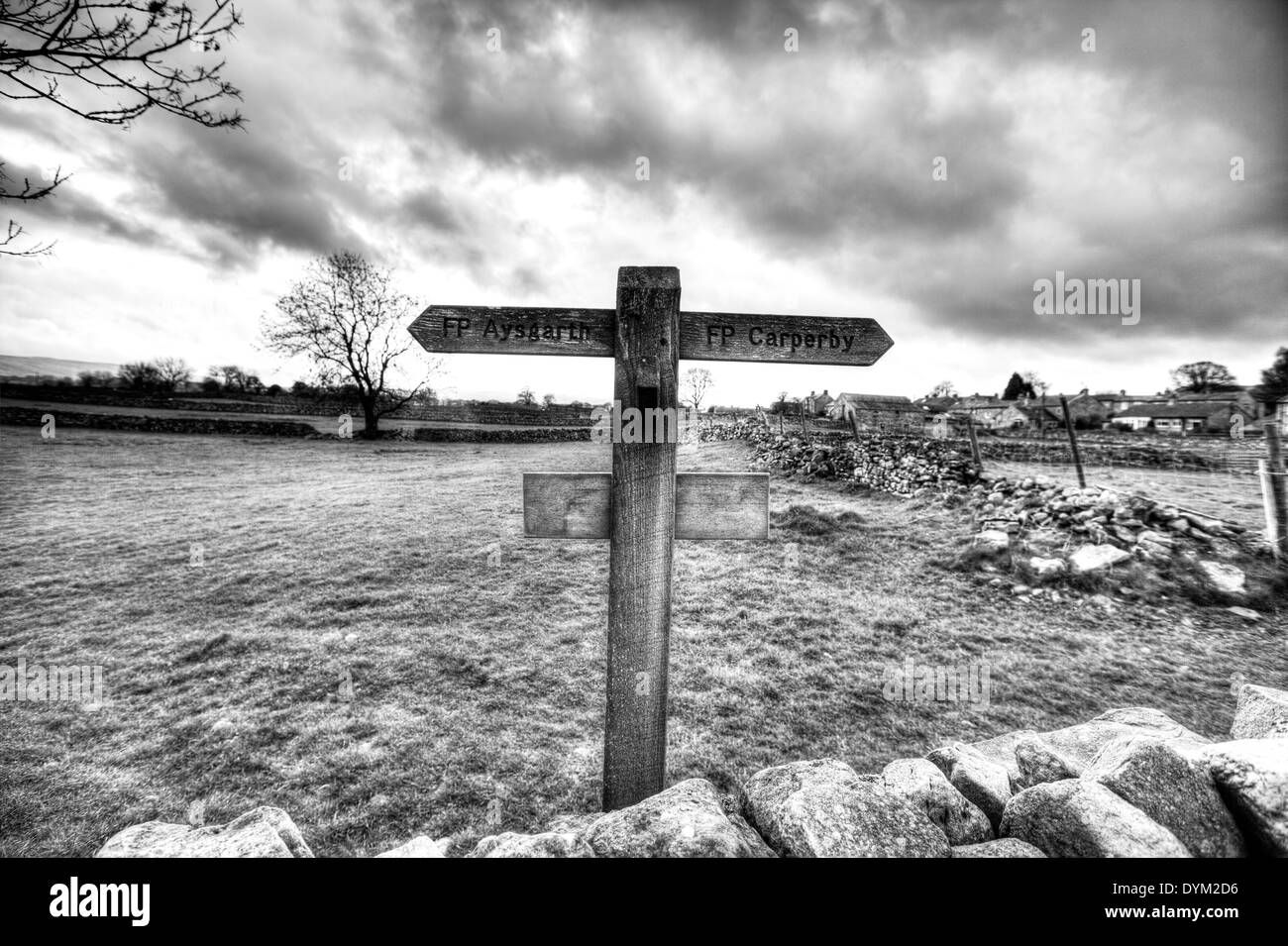 Richtungen Zeichen post Aysgarth Carperby zeigt Weg Steinmauer Trockenmauern aus Holz in Yorkshire Dales National Park UK England GB Stockfoto