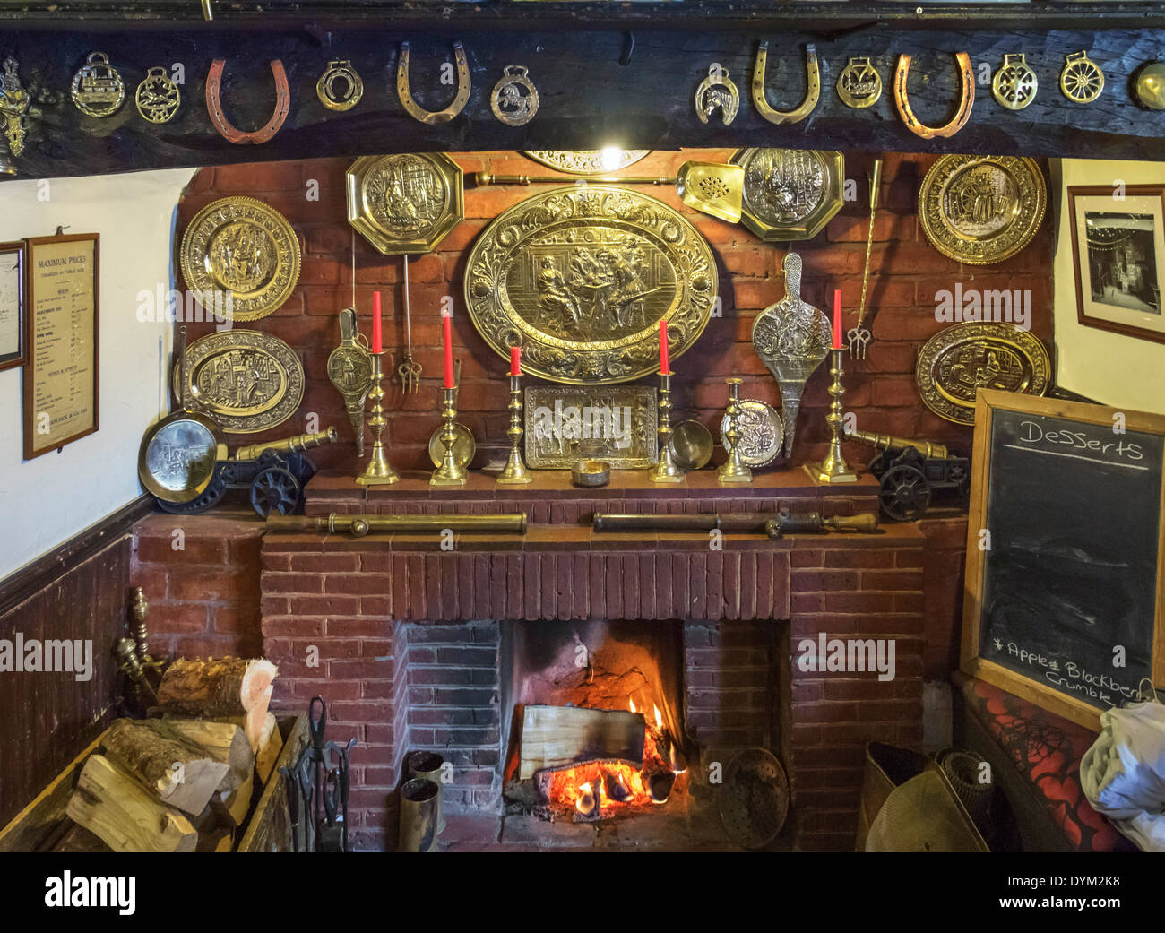 Offenes Feuer im Red Lion Pub, Dinas Mawddwy, Machynlleth, Powys, Wales, UK Stockfoto