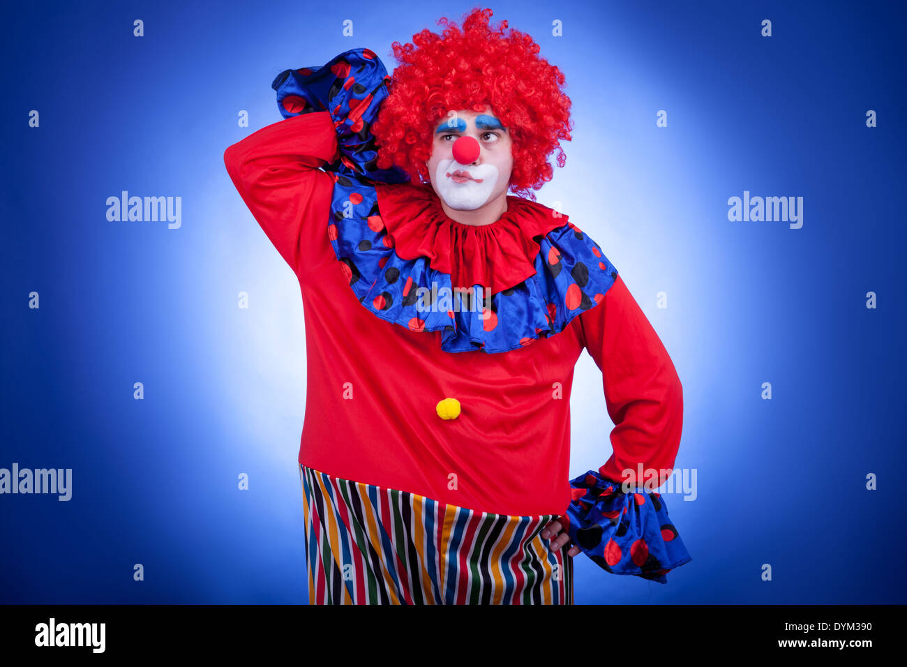 Überrascht Clown Männer auf blauem Hintergrund. Studio shooting Stockfoto