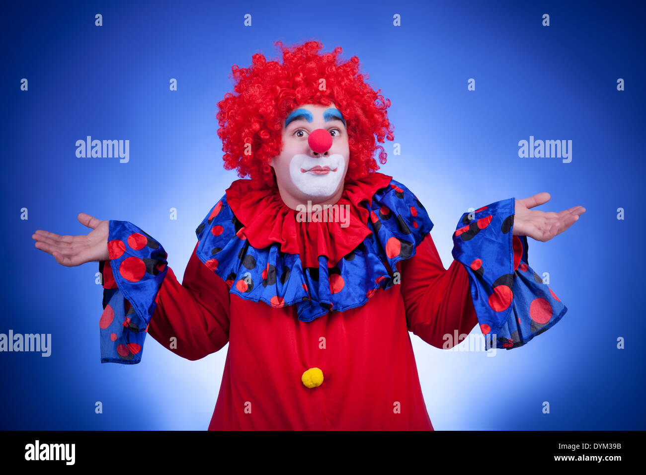 Überrascht Clown auf blauem Hintergrund. Professionelle Studiobeleuchtung Stockfoto