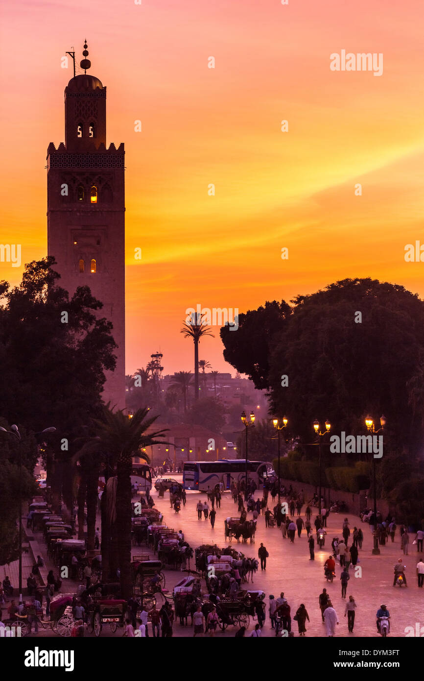 Platz Jemaa el Fna und Minarett bei Sonnenuntergang, Marrakesch, Marokko, Afrika Stockfoto