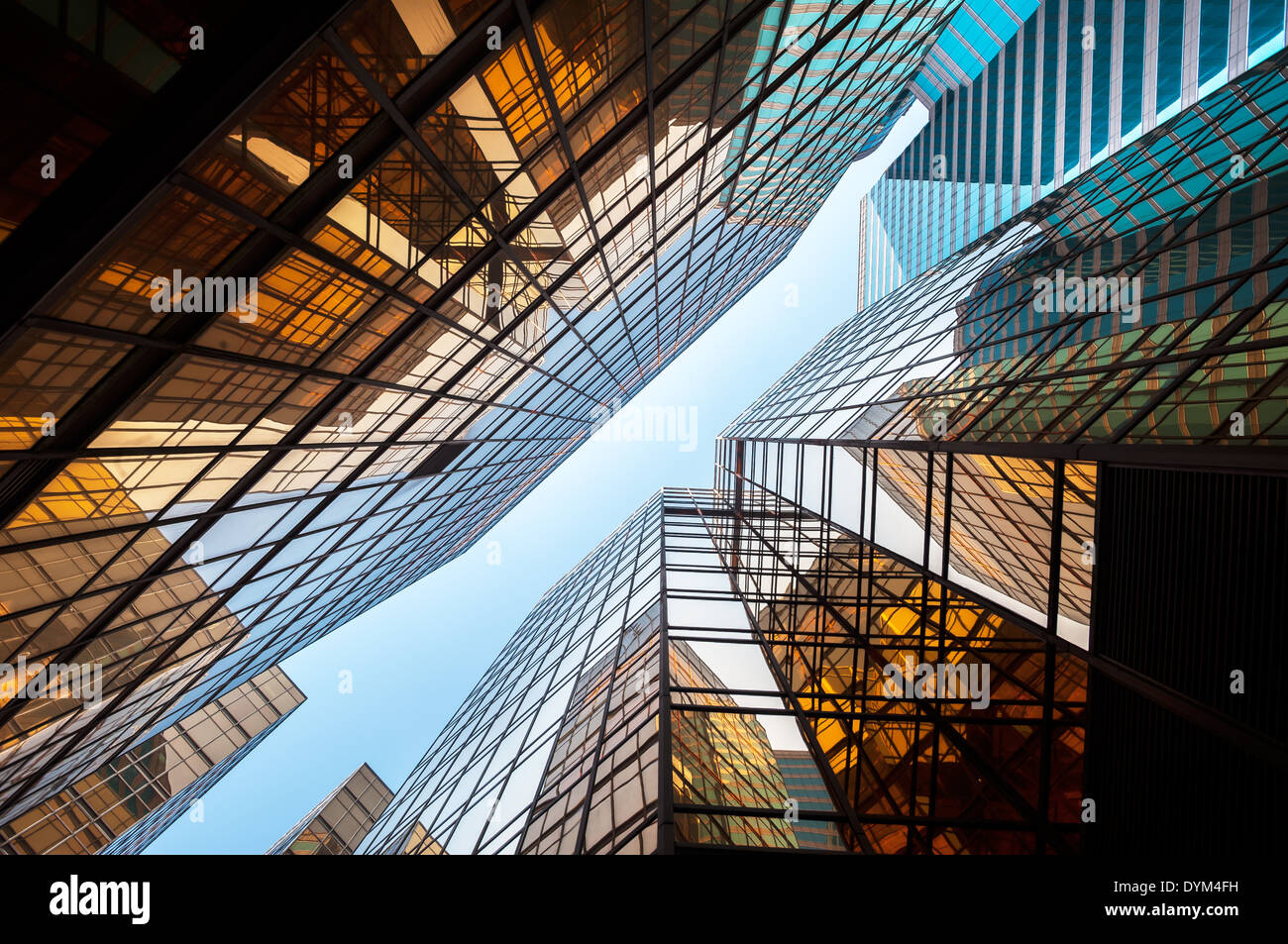 Nach oben Perspektive Glas kommerziellen Wolkenkratzer, Hong Kong Stockfoto