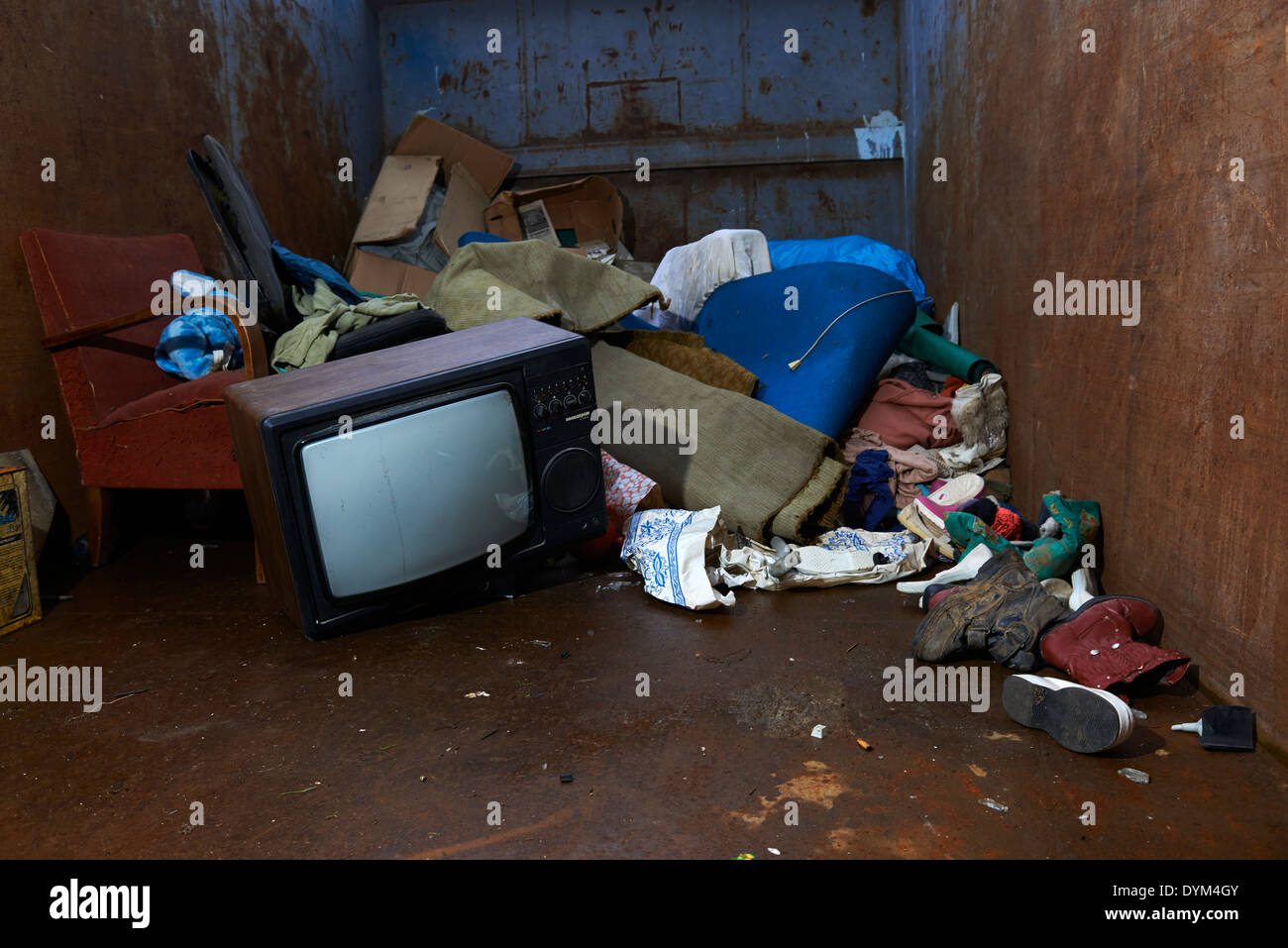 Retro-alte Vintage tv Fernsehen mit Haufen Müll in Müllcontainer Stockfoto