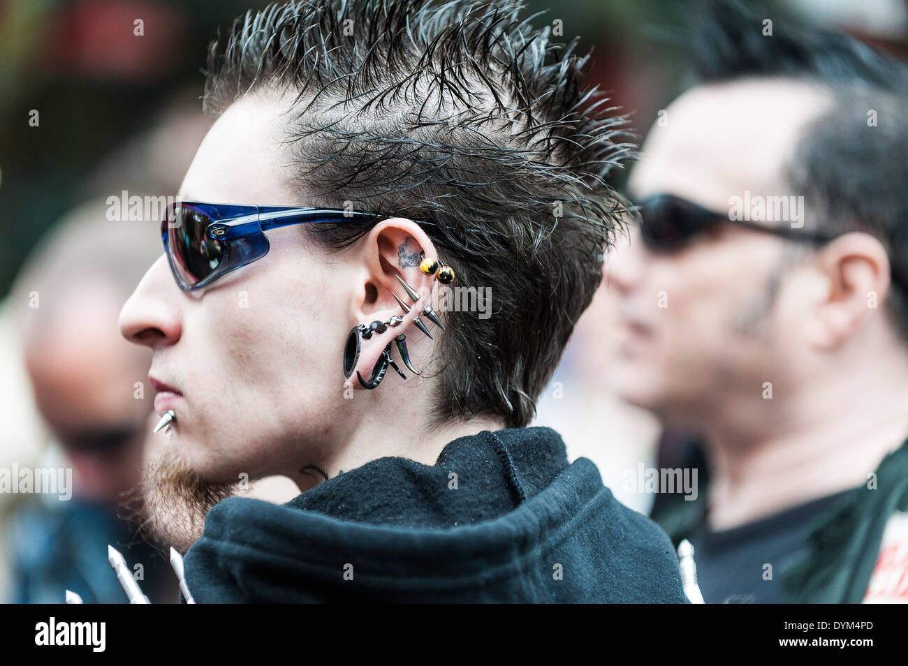 Ein junger Mann mit aufwendigen Ohr Piercings. Stockfoto
