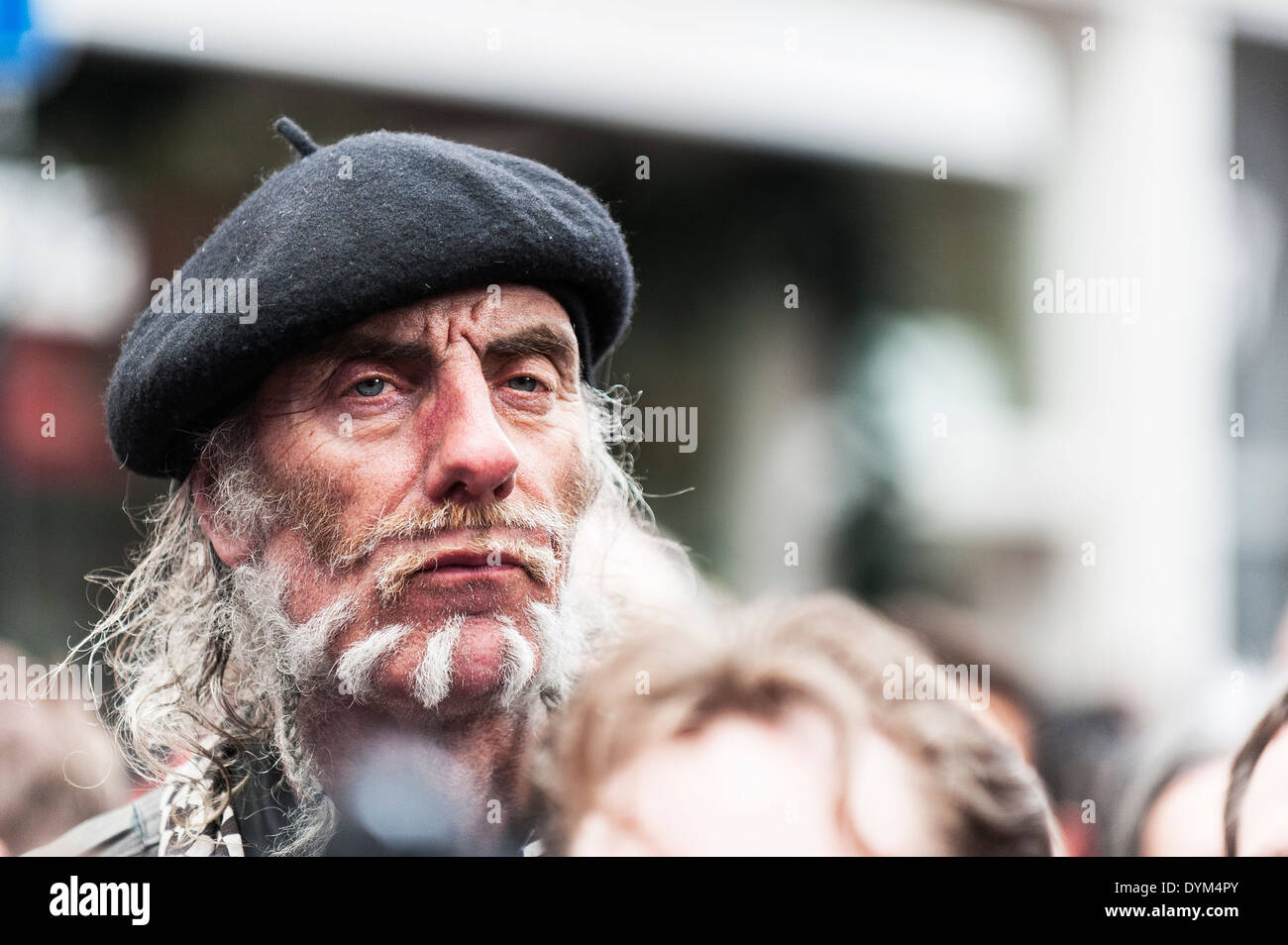 Ein Mitglied des Publikums sportliche einen prächtigen Bart bei Berwick Street Record Day Konzert. Stockfoto