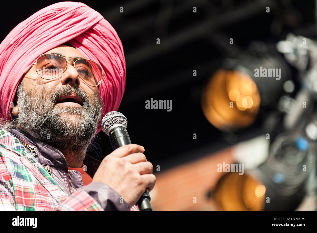 Hardeep Singh Kohli compering Berwick Street Record Day Konzert in London. Stockfoto