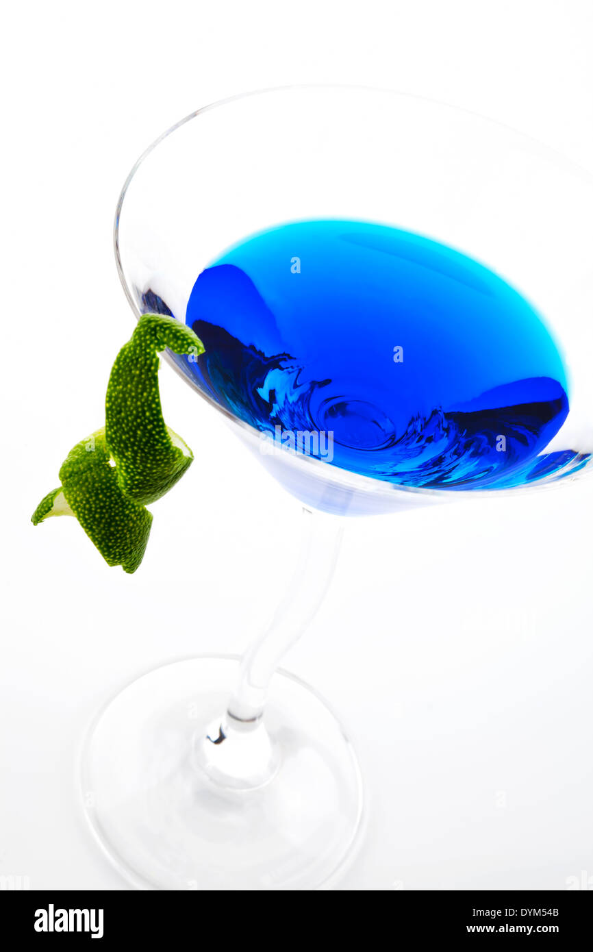 Blue Cocktail im Cocktailglas isoliert auf weißem Hintergrund. Stockfoto