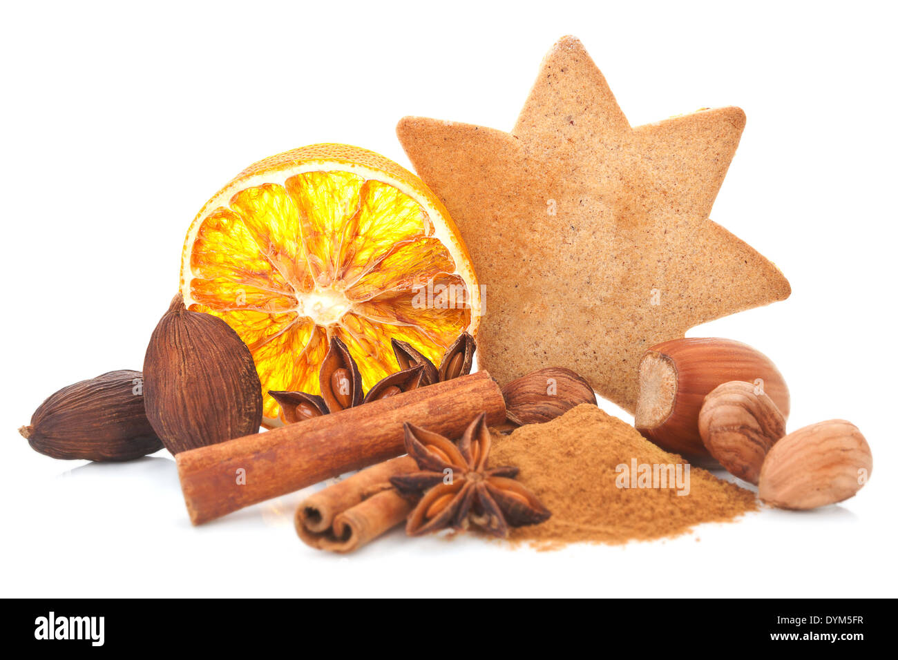 Lebkuchen sternförmige Cookie und Orangenscheibe. Aromatische kulinarische Gewürzen und verschiedenen Nüssen, Zimt, Anis und Weihnachten Stockfoto