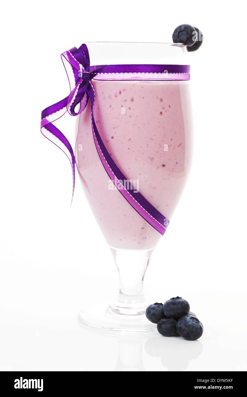 Leckere Blueberry Milchshake mit frischen Heidelbeeren isoliert auf weißem Hintergrund. Frischen sommerlichen Getränken. Stockfoto
