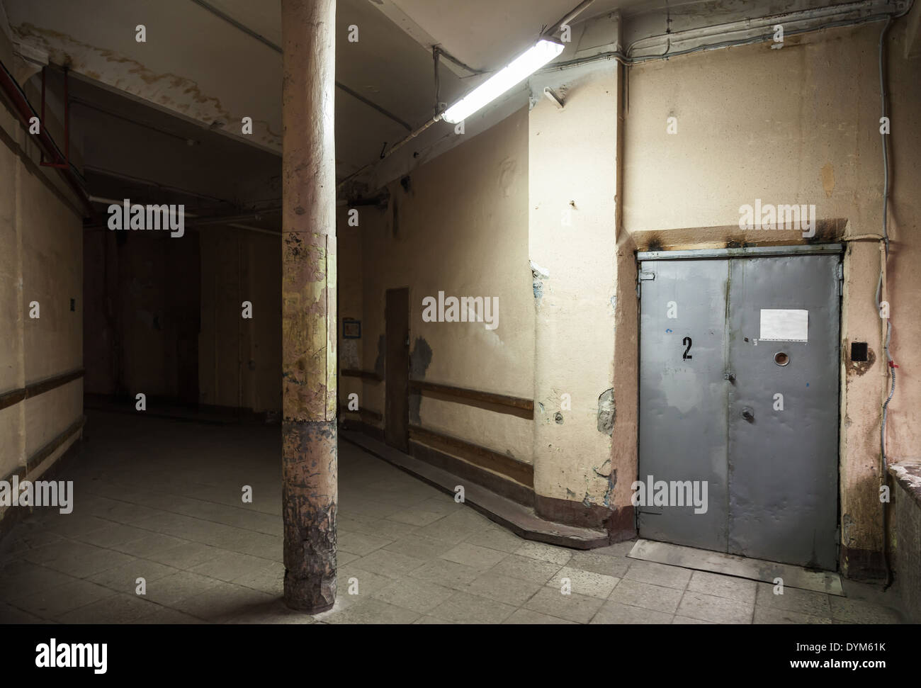 Leeren dunklen Industriehalle Interieur mit Metall Aufzugstür Stockfoto