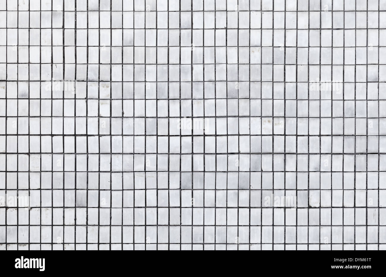 Weißer Hintergrund kleine Fliesen auf alte urban outdoor-Wand Stockfoto
