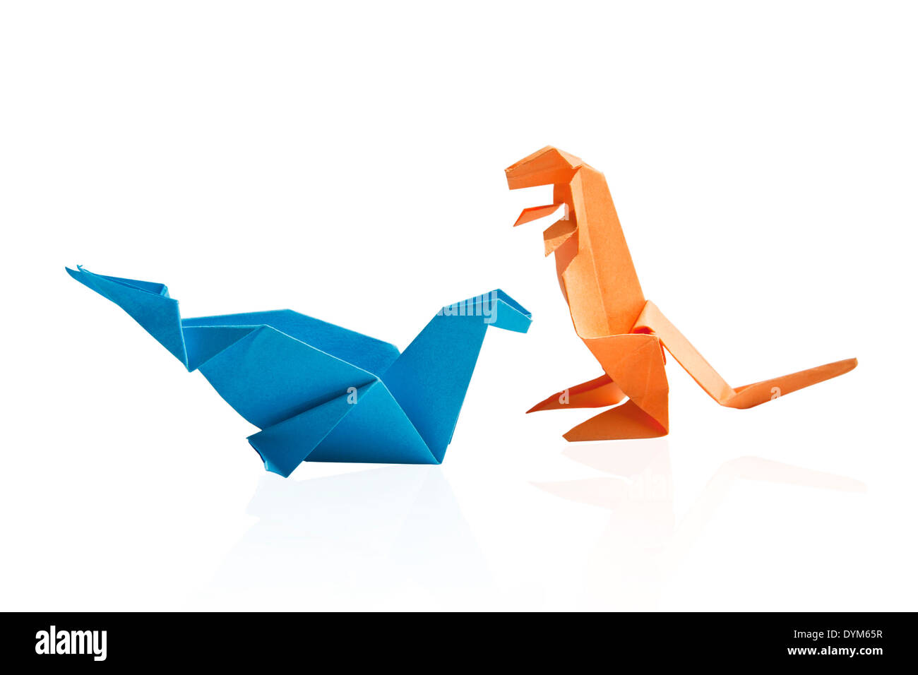 Blau und orange Origami Dinosaurier isoliert auf weißem Hintergrund. Stockfoto