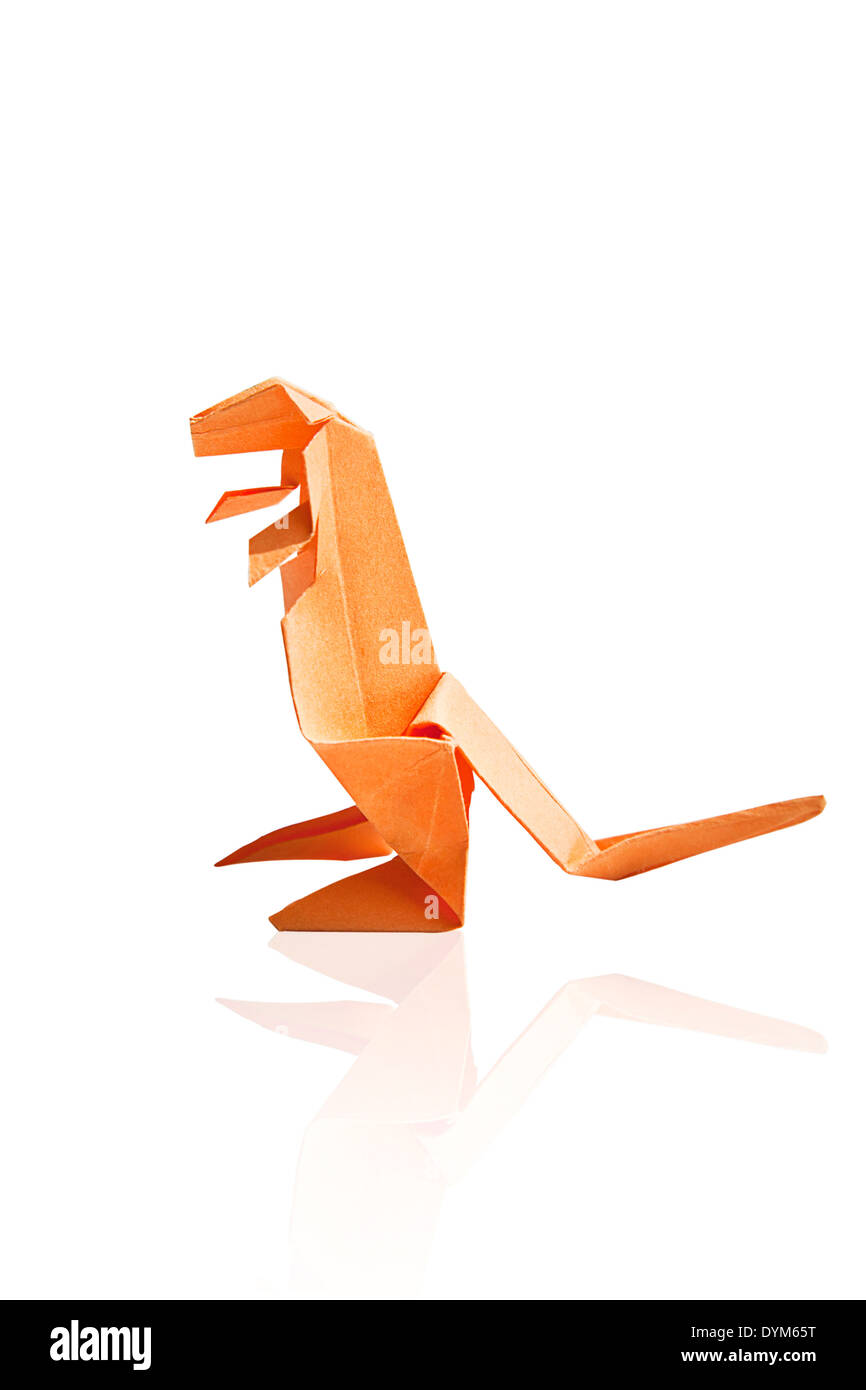 Orange Origami Dinosaurier isoliert auf weißem Hintergrund. Stockfoto