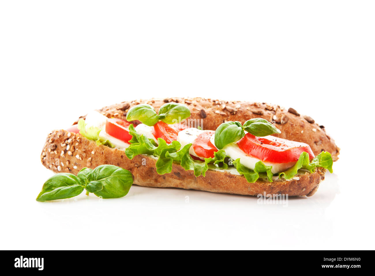 Baguette mit frischem Gemüse, Tomaten, Basilikum und Mozzarella auf weißem Hintergrund. Caprese Sandwich. Stockfoto