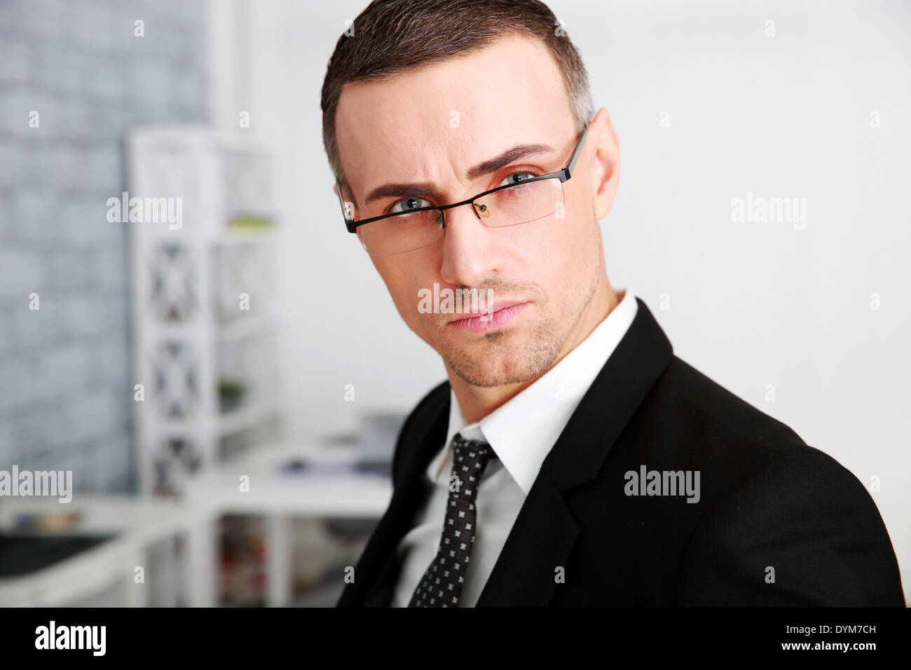 Porträt eines zuversichtlich Geschäftsmann in Gläsern im Büro Stockfoto