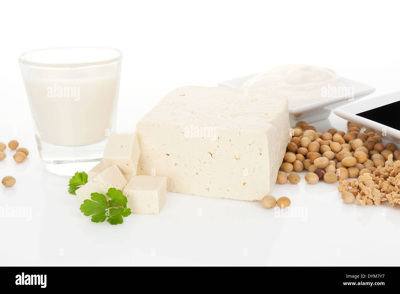 Sojamilch, Tofu, Sojabohnen, Granulat und Sojasauce isoliert auf weißem Hintergrund. Kulinarischen vegetarischen und veganen Essen Hintergrund. Stockfoto