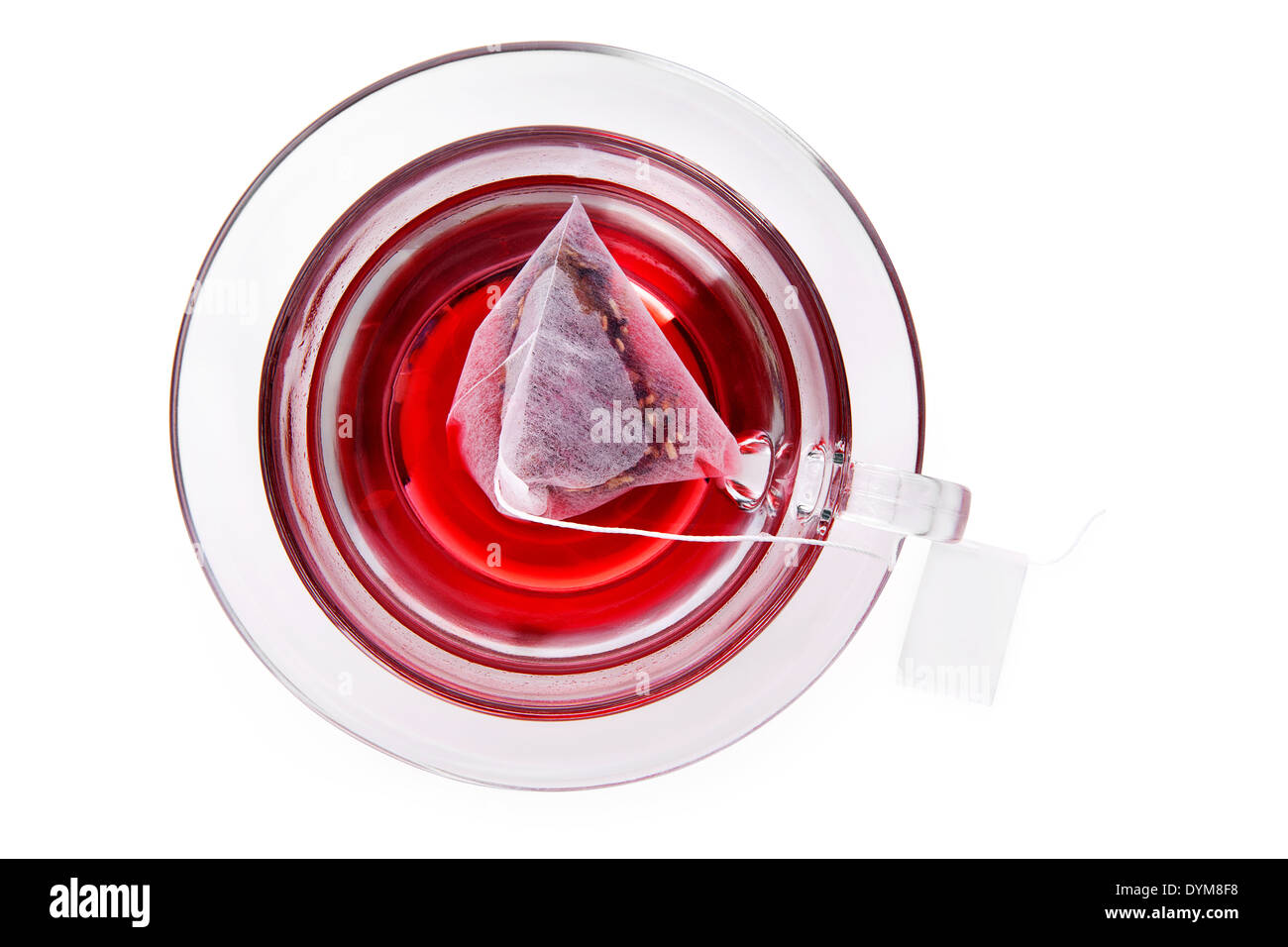 Roter Früchtetee in transparentem Glas Becher mit Teebeutel mit leere Beschriftung, Draufsicht isolierten auf weißen Hintergrund mit Beschneidungspfad. Stockfoto