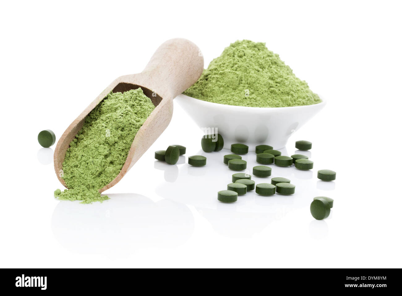 Weizengras Pulver, grüne Chlorella und Spirulina Tabletten isoliert auf weißem Hintergrund mit Reflexion. Gesundes Wohnen. Stockfoto