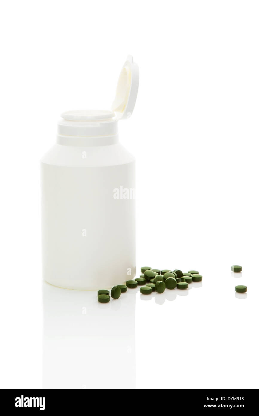 Weiße Pille Container und grünen Pillen isoliert auf weißem Hintergrund mit Reflexion. Natürliche pflanzliche alternative Medizin. Gesund Stockfoto