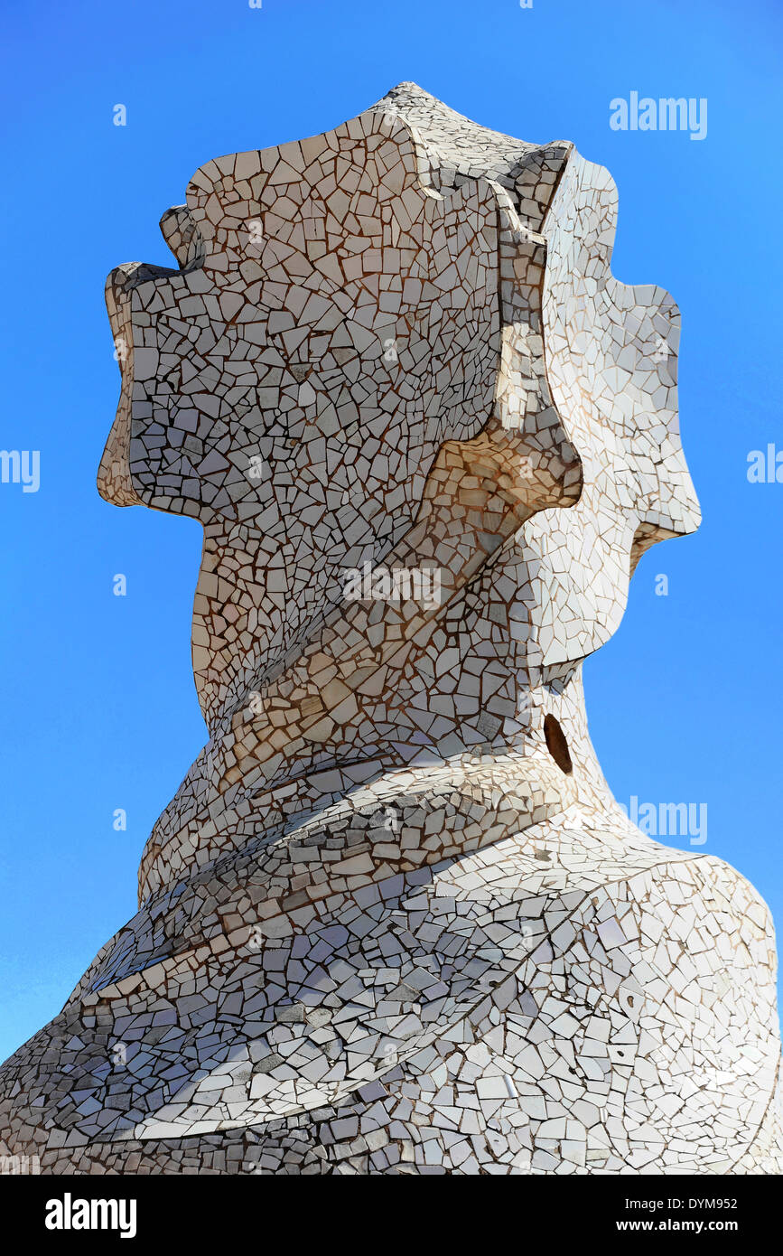 Skulpturale Lüftungsschacht auf dem Dach des Casa Mila oder La Pedrera von Antoni Gaudi, UNESCO-Weltkulturerbe Stockfoto