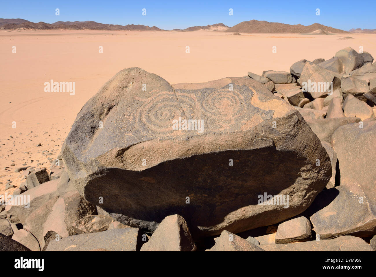 Neolithischen Felszeichnungen, Bubalus oder Bubalus Zeitraum rock Gravur eines Spiral-Symbols, Tassili n ' Ajjer National Park Stockfoto