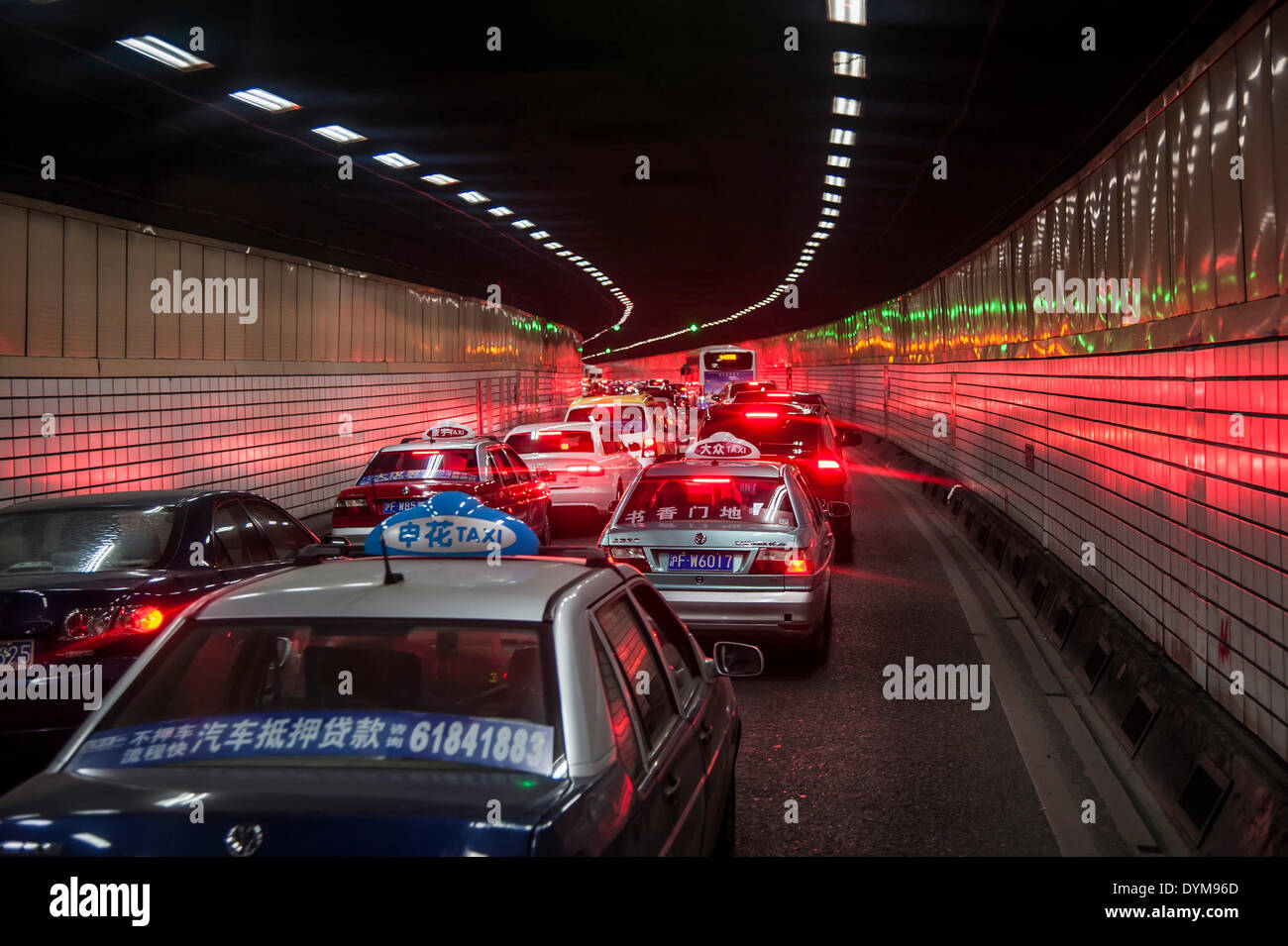 Autos in einem Tunnel, Stau, Shanghai, China Stockfoto