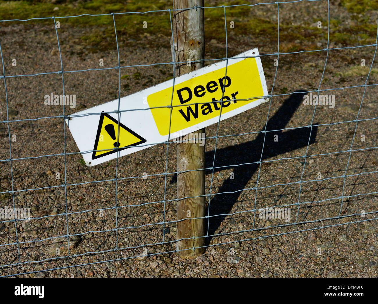 "TIEFENWASSER", Warnschild. Shap Pink Granite Quarry, Shap, Cumbria, England, Vereinigtes Königreich, Europa. Stockfoto