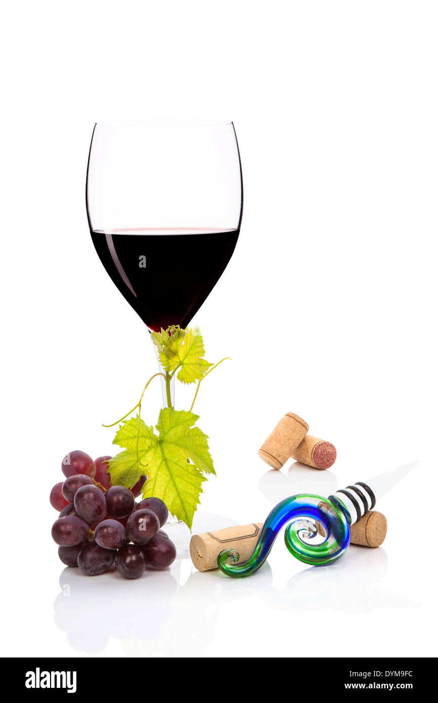 Rotwein im Weinglas mit Cabernet-Sauvignon-Trauben, Rebe Blätter Wein Stopfen und Weinkorken isoliert auf weißem Hintergrund. Stockfoto