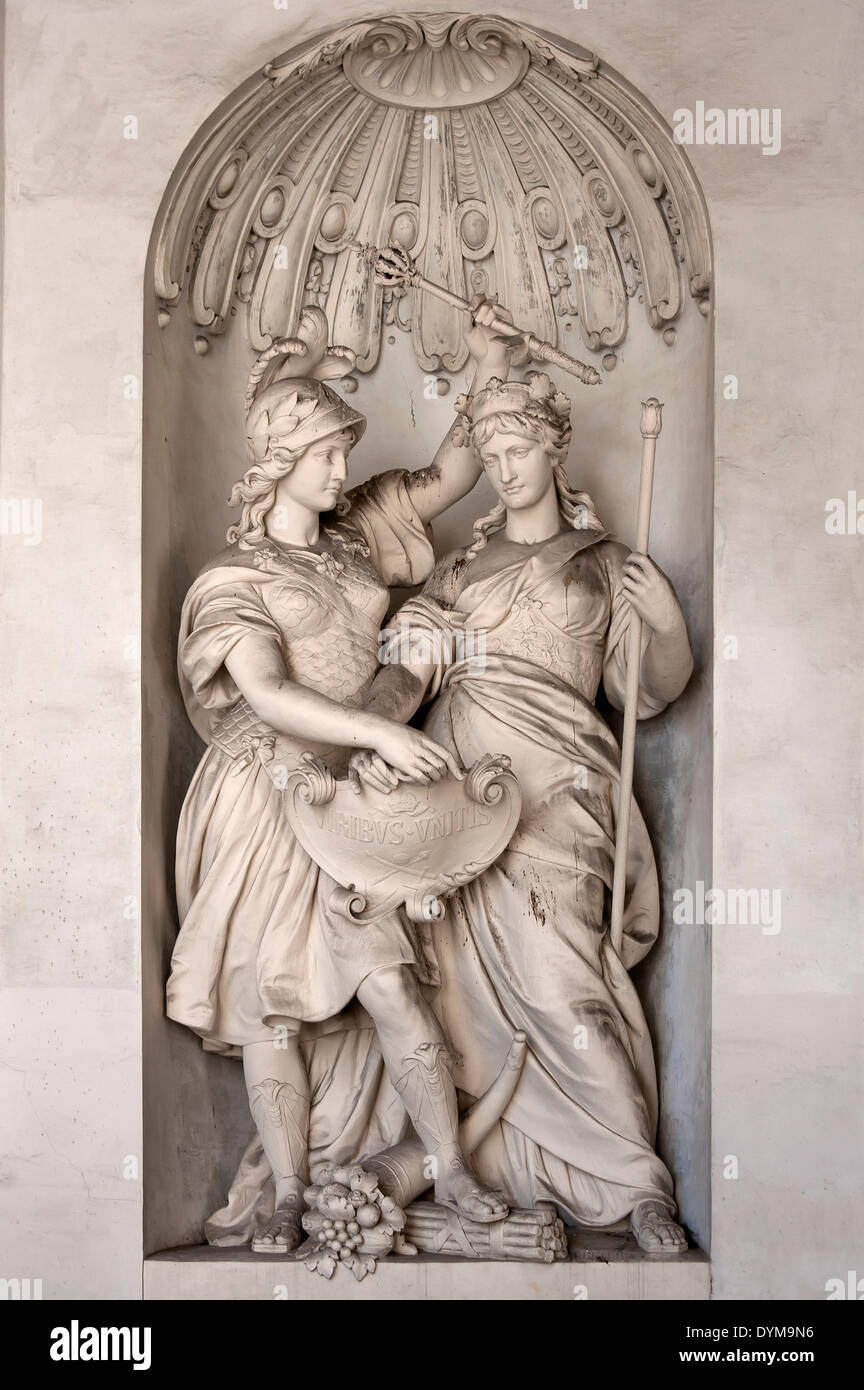 Skulpturen von Viribus und Unitis, symbolisiert vereinten Kräften inneren Burgtor Burgtor der kaiserlichen Hofburg, Vienna Stockfoto