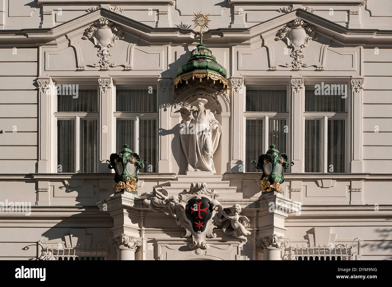 Skulptur mit einem Baldachin oder Baldachin und ein roter Stern über dem Eingangsportal des Gebäudes von der "ritterlichen Ordensritter Stockfoto